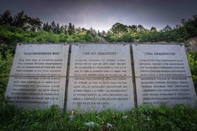 fallschirmspringerwand-gedenkstein-klein.jpg