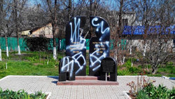 jews-deface-their-own-holohoax-monument-in-ukraine01_haldan.jpg