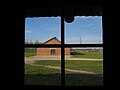 Blick durch ein Barackenfenster (Auschwitz II) 2.jpg