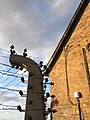 Stacheldrahtzaun am Hauptgebäude