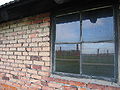 Fenster einer Baracke (Auschwitz- II).jpg